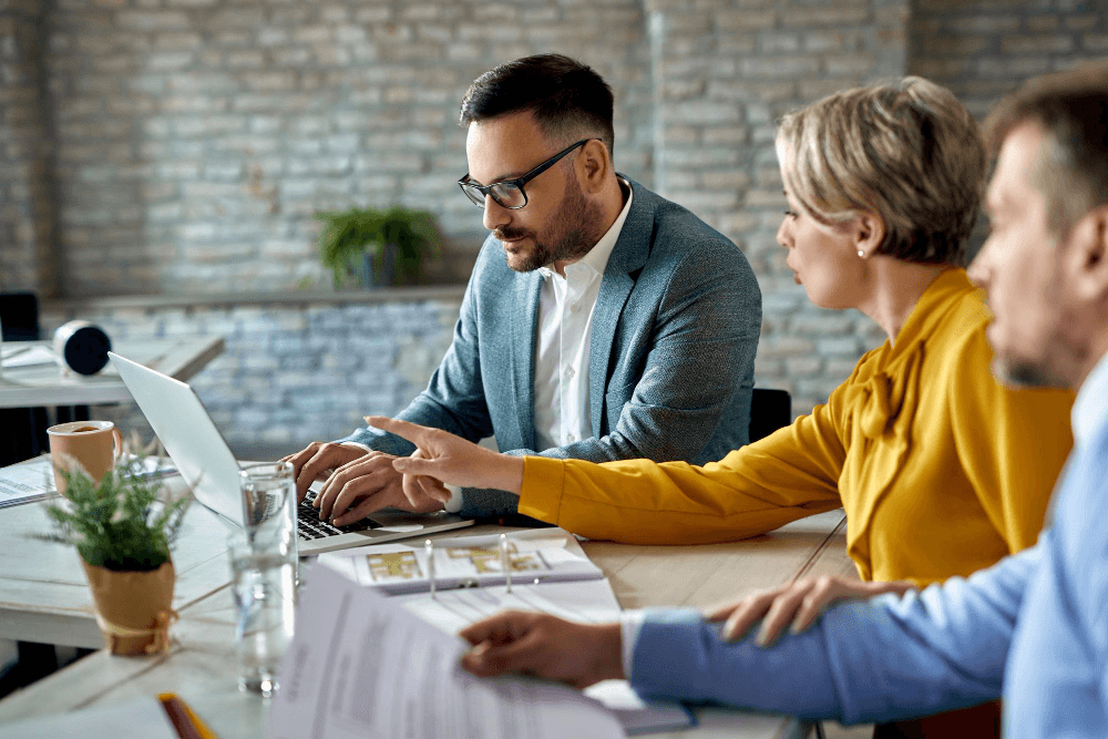 how timely sms updates help financial advisors build trust